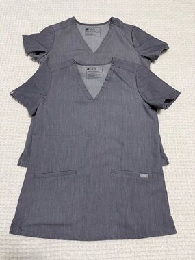FIGS Technical Collection Casma grey scrub tops.  Set of 2. XS.👩‍⚕️🧑‍⚕️